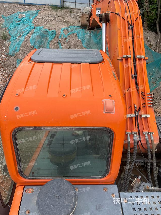 駕駛室頂部(整機(jī)外觀) 駕駛室頂部(整機(jī)外觀)