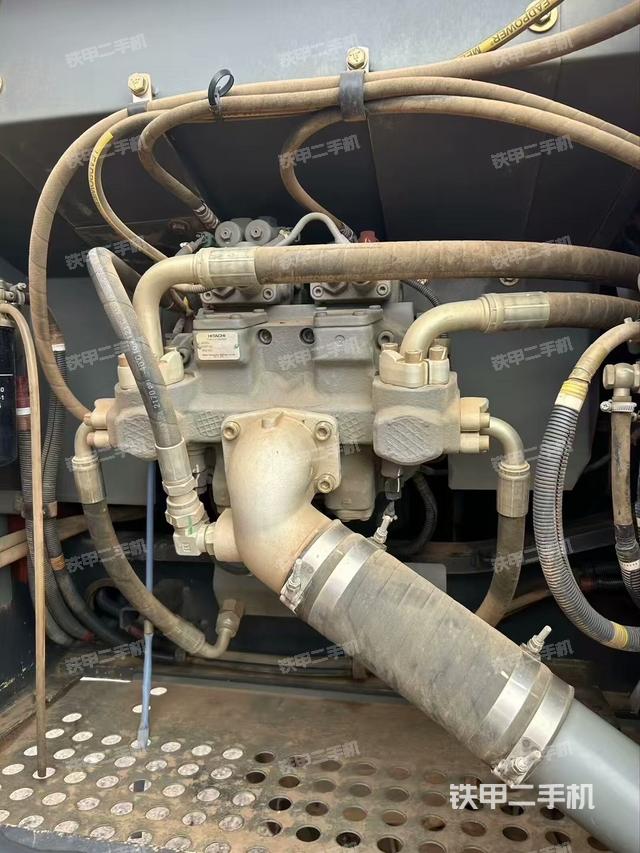 液壓泵艙室正面整體(整機(jī)外觀) 液壓泵艙室正面整體(整機(jī)外觀)