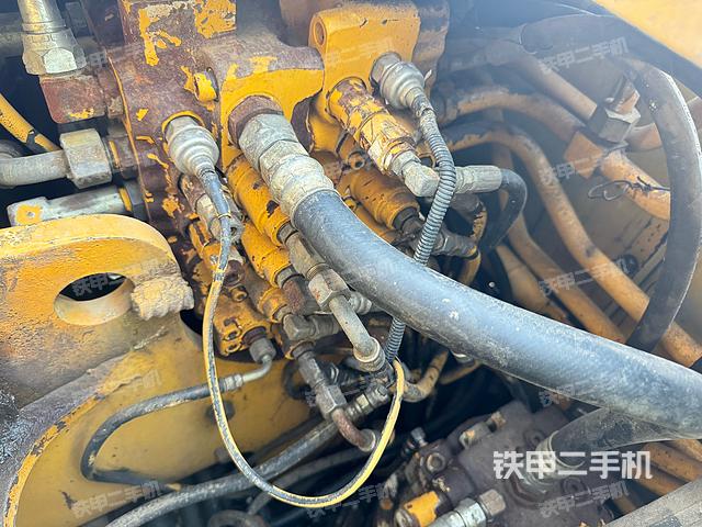 回轉(zhuǎn)馬達(dá)和主控閥(整機(jī)外觀) 回轉(zhuǎn)馬達(dá)和主控閥(整機(jī)外觀)