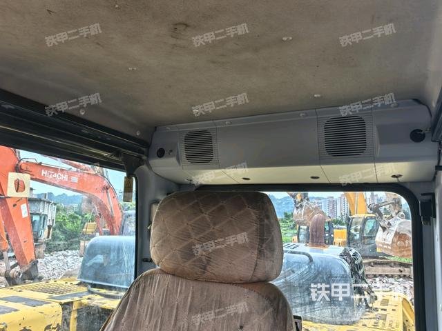 行走控制手柄和踏板?俯拍(駕駛室部分) 行走控制手柄和踏板?俯拍(駕駛室部分)