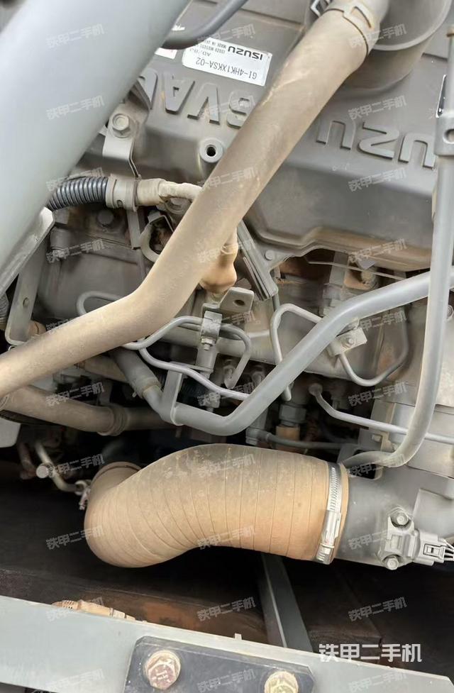 駕駛室頂部(整機(jī)外觀) 駕駛室頂部(整機(jī)外觀)