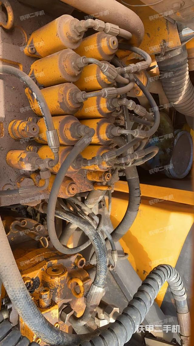 回轉(zhuǎn)馬達(dá)和主控閥（整機(jī)外觀）