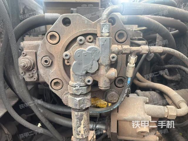 液壓泵艙室正面整體(整機外觀) 液壓泵艙室正面整體(整機外觀)