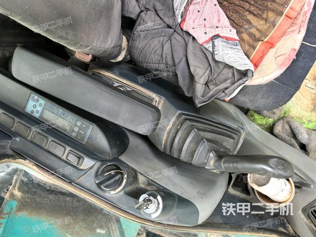 座椅右侧控制台/钥匙门/油门/含右手柄(驾驶室部分) 座椅右侧控制台/钥匙门/油门/含右手柄(驾驶室部分)