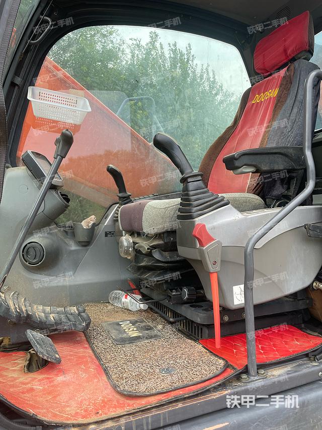 駕駛室整體(整機(jī)外觀) 駕駛室整體(整機(jī)外觀)