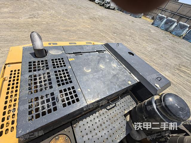 駕駛室頂部(整機(jī)外觀) 駕駛室頂部(整機(jī)外觀)