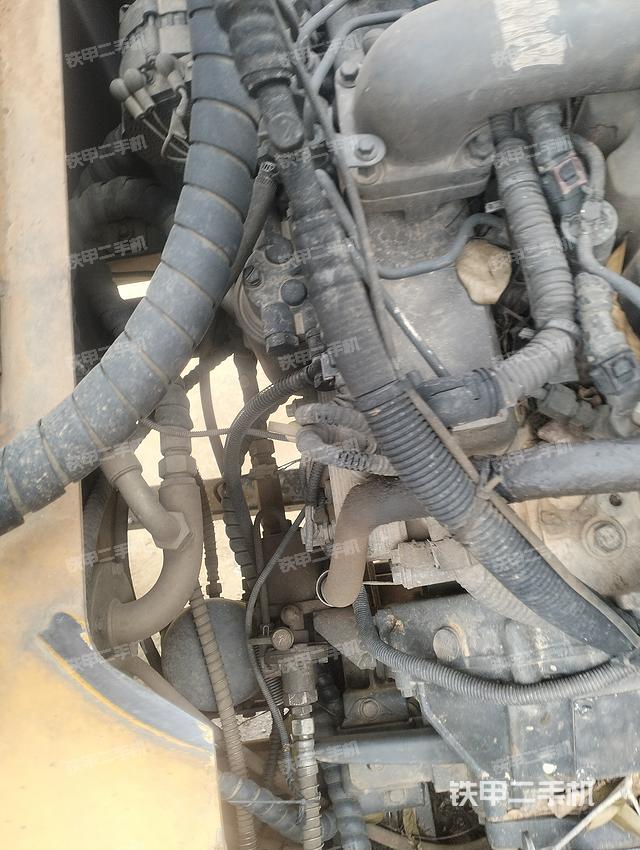 液压泵舱室正面整体（整机外观）