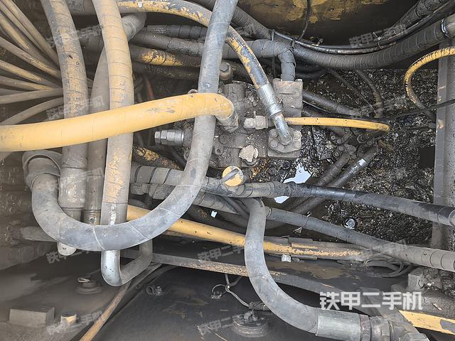 回轉(zhuǎn)馬達和主控閥(整機外觀) 回轉(zhuǎn)馬達和主控閥(整機外觀)