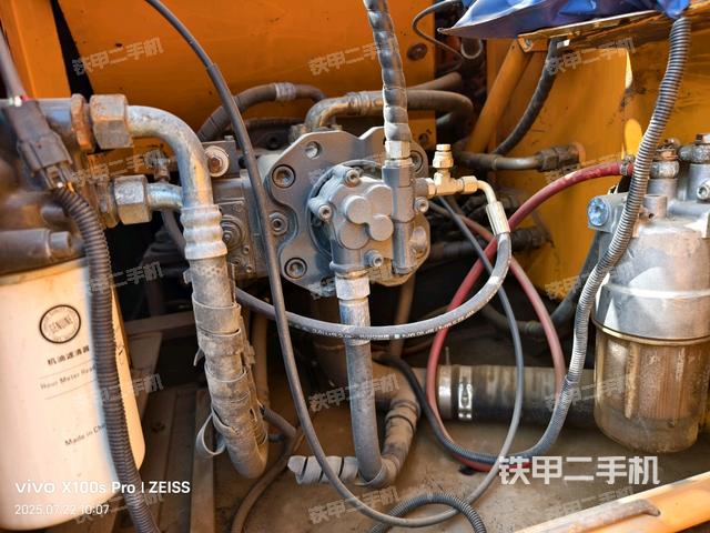 液壓泵艙室正面整體(整機外觀) 液壓泵艙室正面整體(整機外觀)