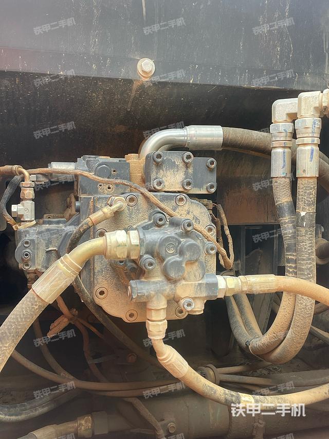 液壓泵艙室正面整體(整機(jī)外觀) 液壓泵艙室正面整體(整機(jī)外觀)