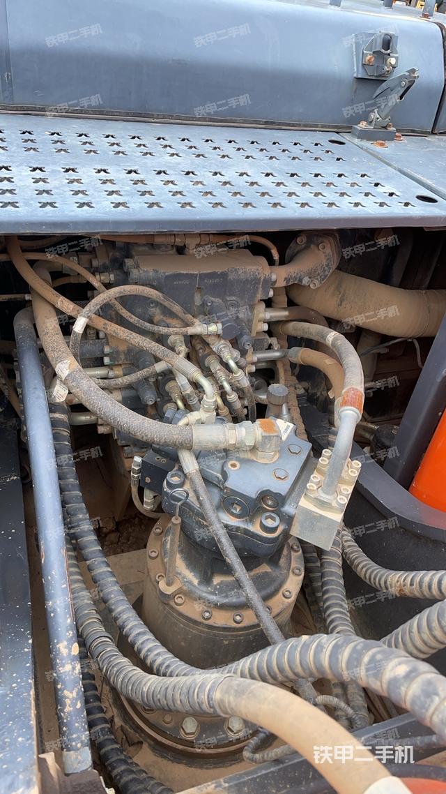 回轉(zhuǎn)馬達(dá)和主控閥(整機(jī)外觀) 回轉(zhuǎn)馬達(dá)和主控閥(整機(jī)外觀)