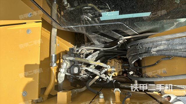 回转马达和主控阀（整机外观）