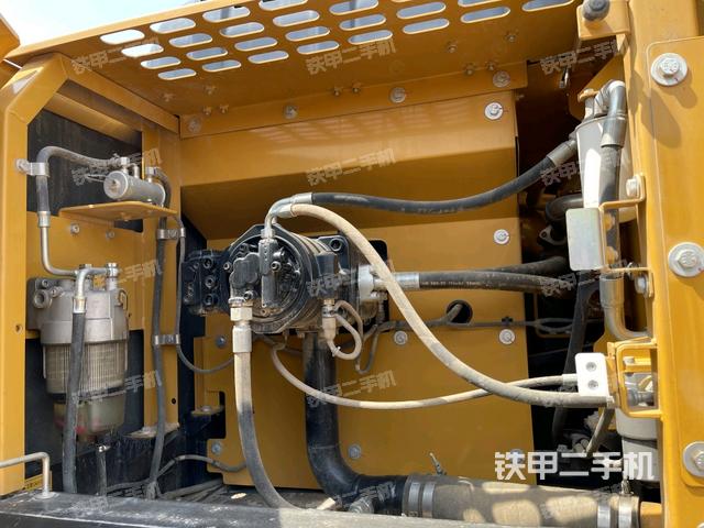 液壓泵艙室正面整體(整機外觀) 液壓泵艙室正面整體(整機外觀)