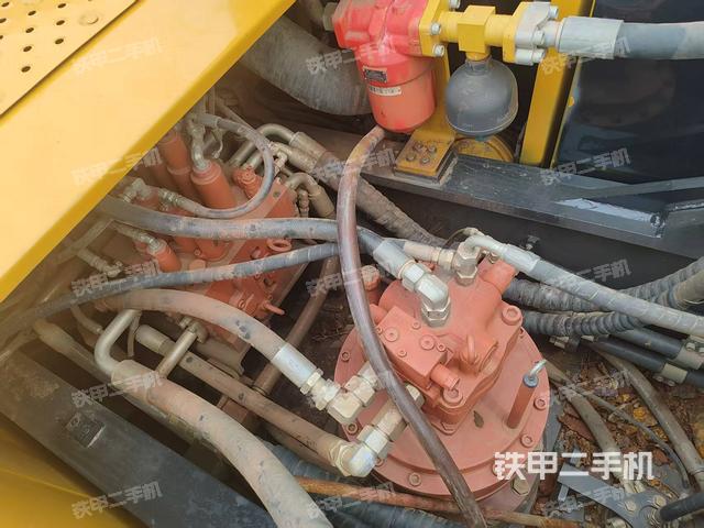 回轉(zhuǎn)馬達和主控閥(整機外觀) 回轉(zhuǎn)馬達和主控閥(整機外觀)