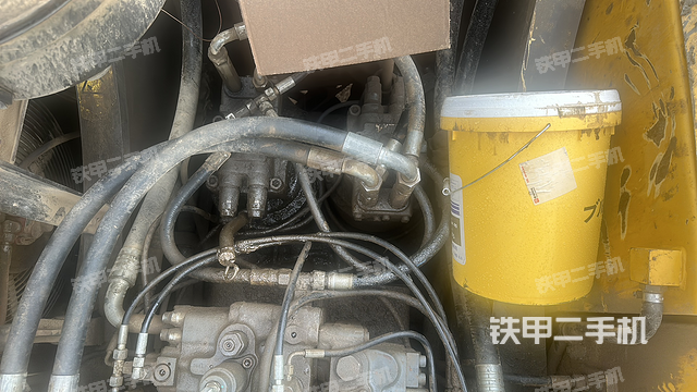 回转马达和主控阀(整机外观) 回转马达和主控阀(整机外观)
