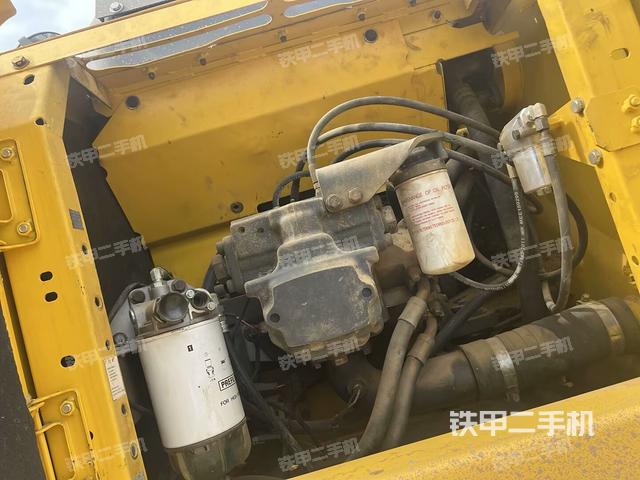 液壓泵艙室正面整體(整機外觀) 液壓泵艙室正面整體(整機外觀)