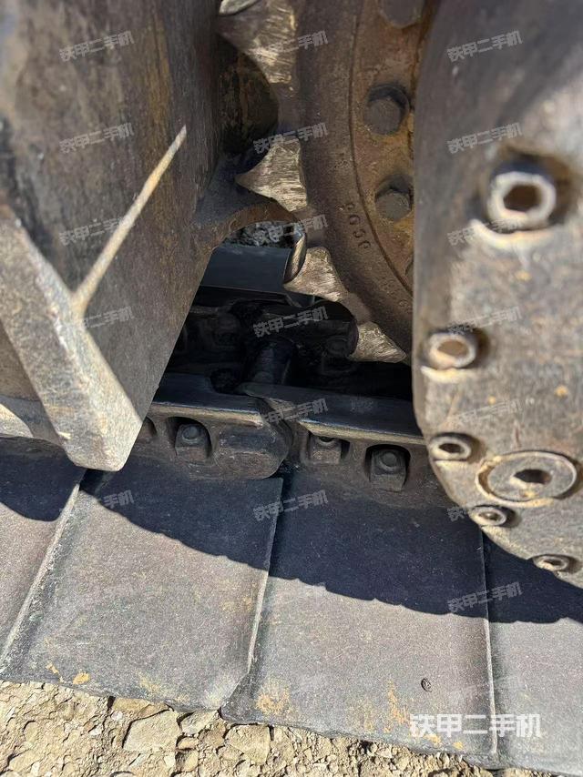 单侧履带整体(整机外观) 单侧履带整体(整机外观)