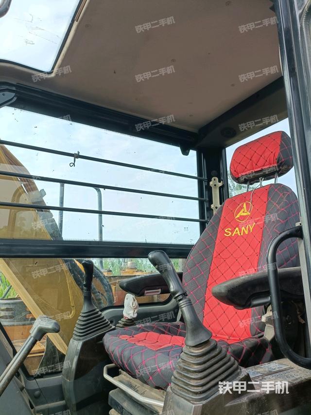 駕駛室頂部(整機外觀) 駕駛室頂部(整機外觀)