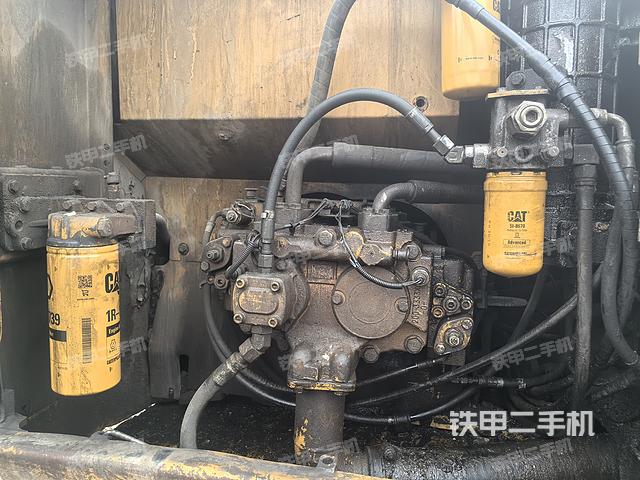液壓泵艙室正面整體(整機外觀) 液壓泵艙室正面整體(整機外觀)