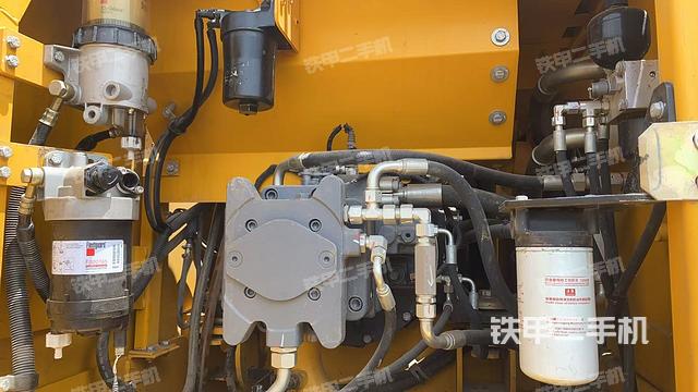 液壓泵艙室正面整體(整機外觀) 液壓泵艙室正面整體(整機外觀)