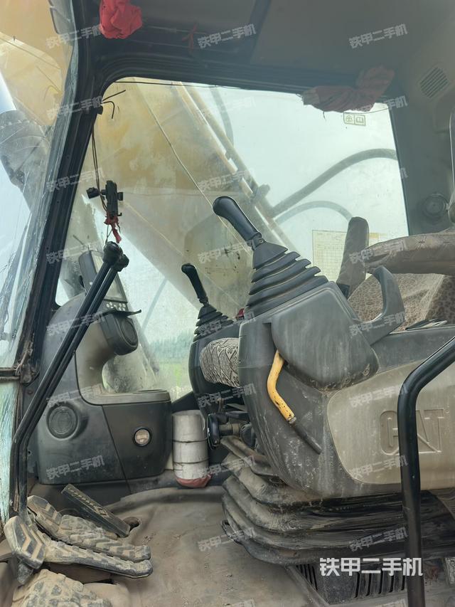 駕駛室頂部(整機(jī)外觀) 駕駛室頂部(整機(jī)外觀)