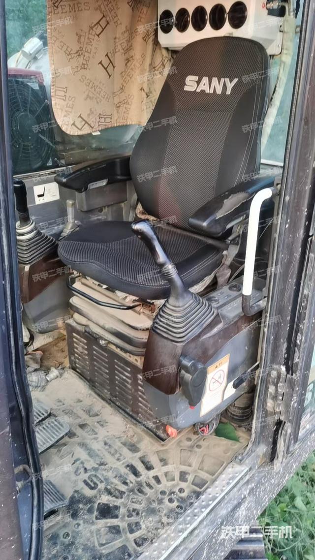 駕駛室整體(整機(jī)外觀) 駕駛室整體(整機(jī)外觀)