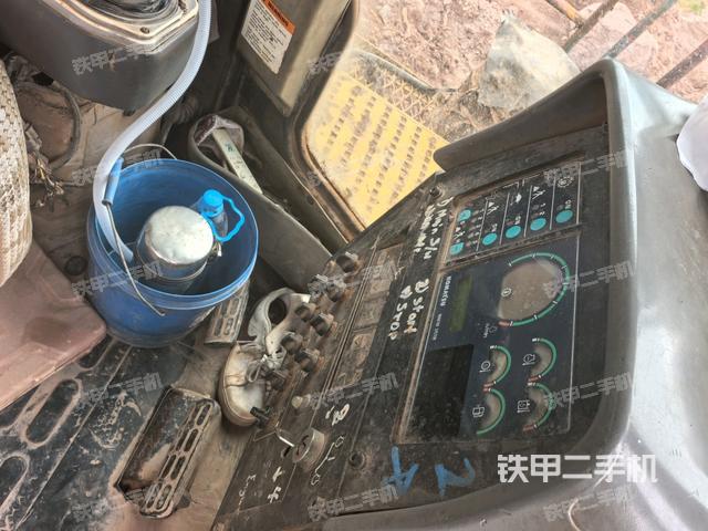 驾驶室内部全景(推土机驾驶室) 驾驶室内部全景(推土机驾驶室)