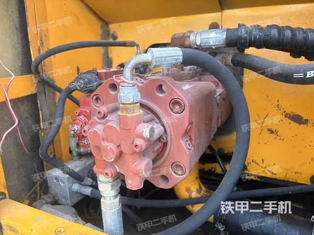 液压泵舱室正面整体(整机外观) 液压泵舱室正面整体(整机外观)