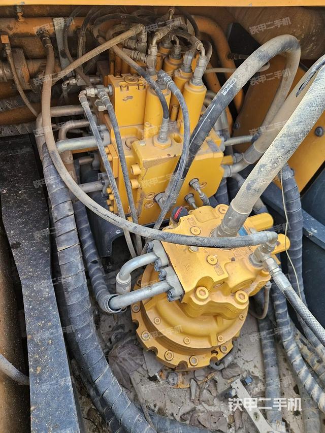 回轉馬達和主控閥(整機外觀) 回轉馬達和主控閥(整機外觀)