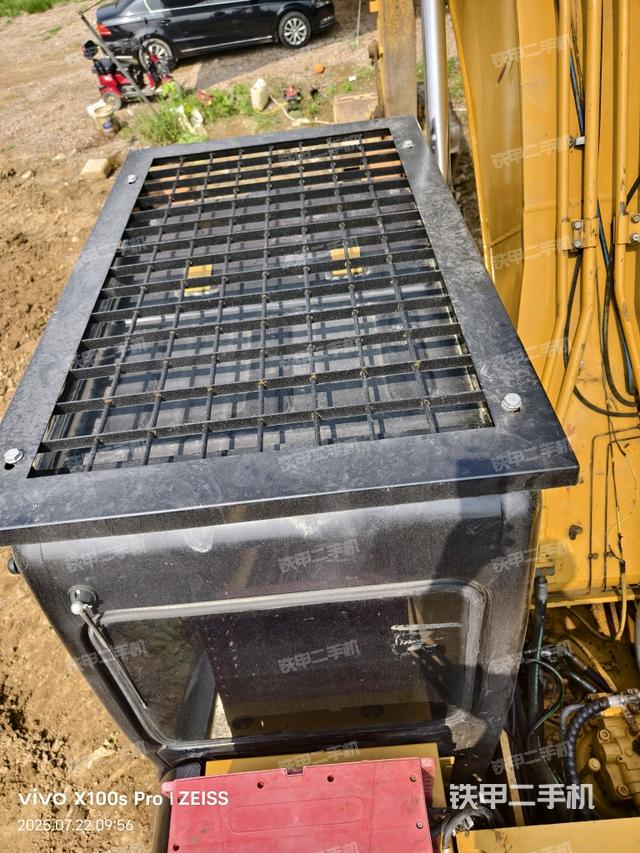 駕駛室頂部(整機(jī)外觀) 駕駛室頂部(整機(jī)外觀)