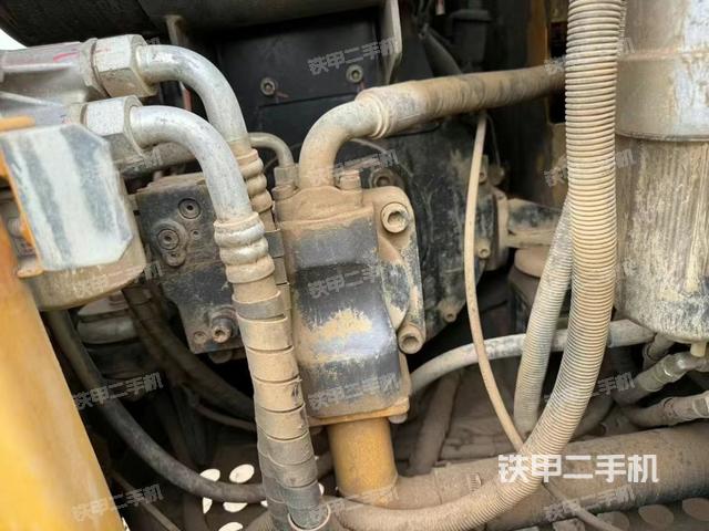 液壓泵艙室正面整體(整機外觀) 液壓泵艙室正面整體(整機外觀)
