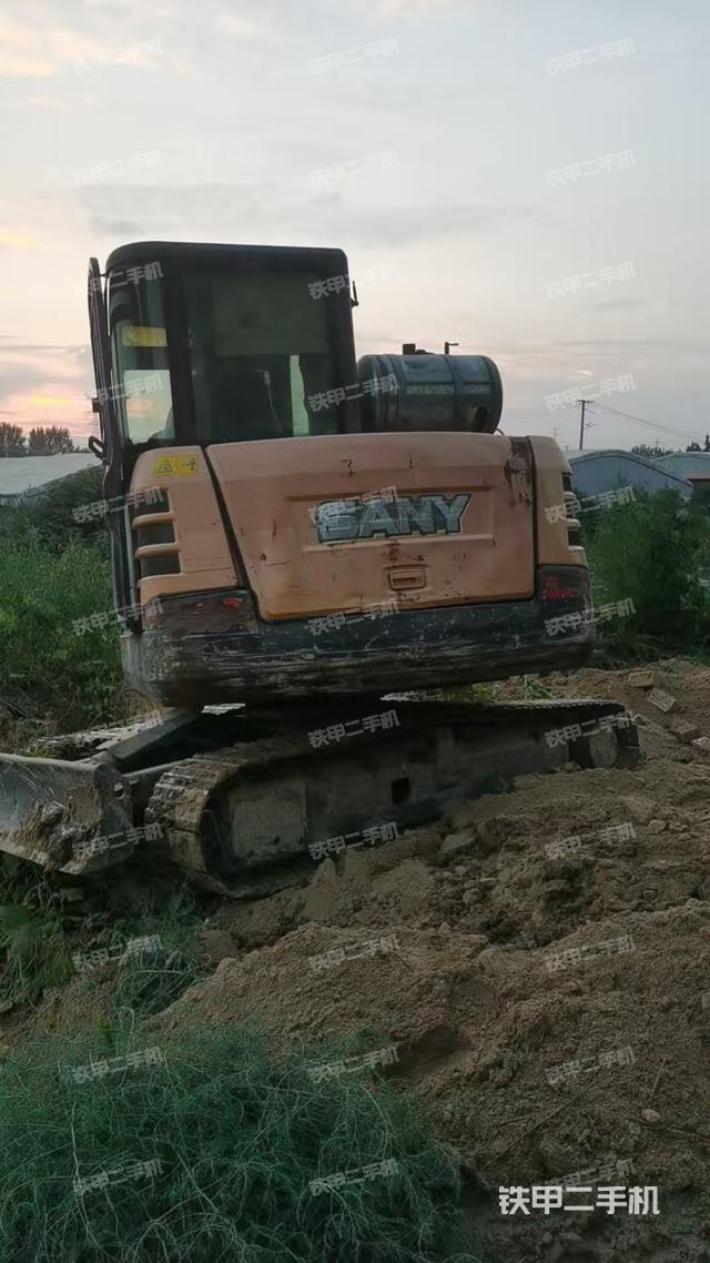 單側(cè)履帶整體(整機(jī)外觀) 單側(cè)履帶整體(整機(jī)外觀)