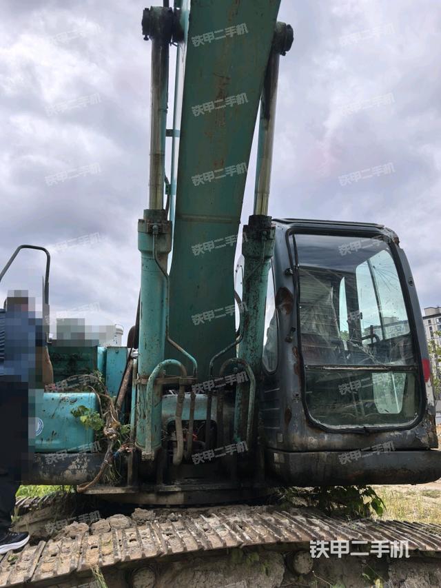 大臂油缸整体 竖拍(工作和回转装置) 大臂油缸整体 竖拍(工作和回转装置)