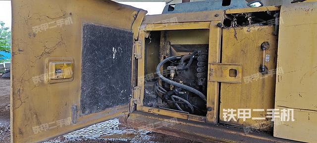 液壓泵艙室正面整體(整機(jī)外觀) 液壓泵艙室正面整體(整機(jī)外觀)