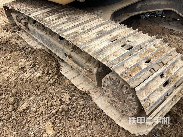 單側(cè)履帶整體(整機(jī)外觀) 單側(cè)履帶整體(整機(jī)外觀)