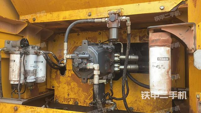 液壓泵艙室正面整體(整機外觀) 液壓泵艙室正面整體(整機外觀)