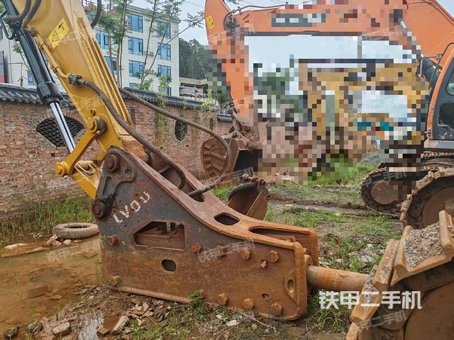 單側(cè)履帶整體(整機外觀) 單側(cè)履帶整體(整機外觀)