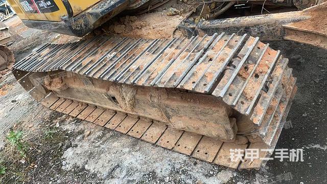 單側(cè)履帶整體(整機外觀) 單側(cè)履帶整體(整機外觀)