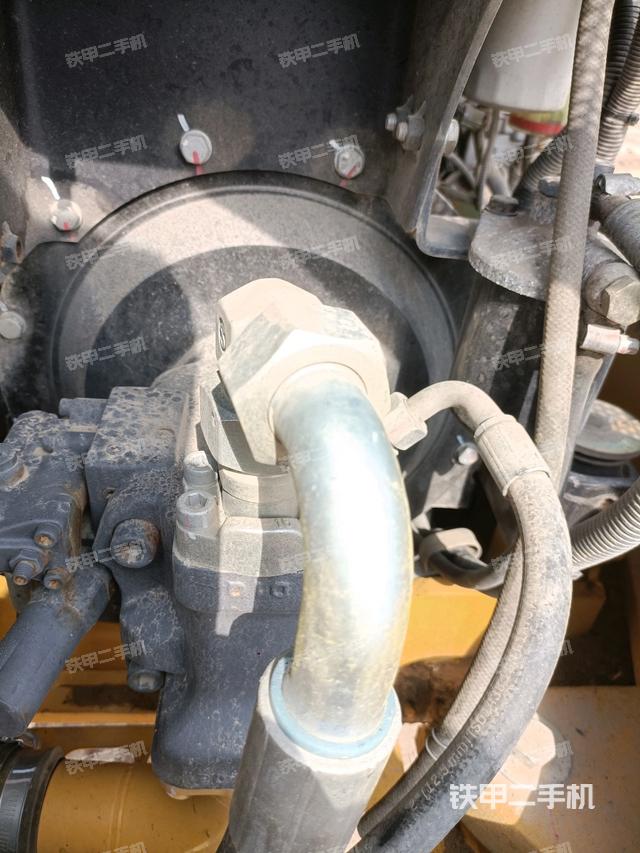 液压泵舱室正面整体(整机外观) 液压泵舱室正面整体(整机外观)