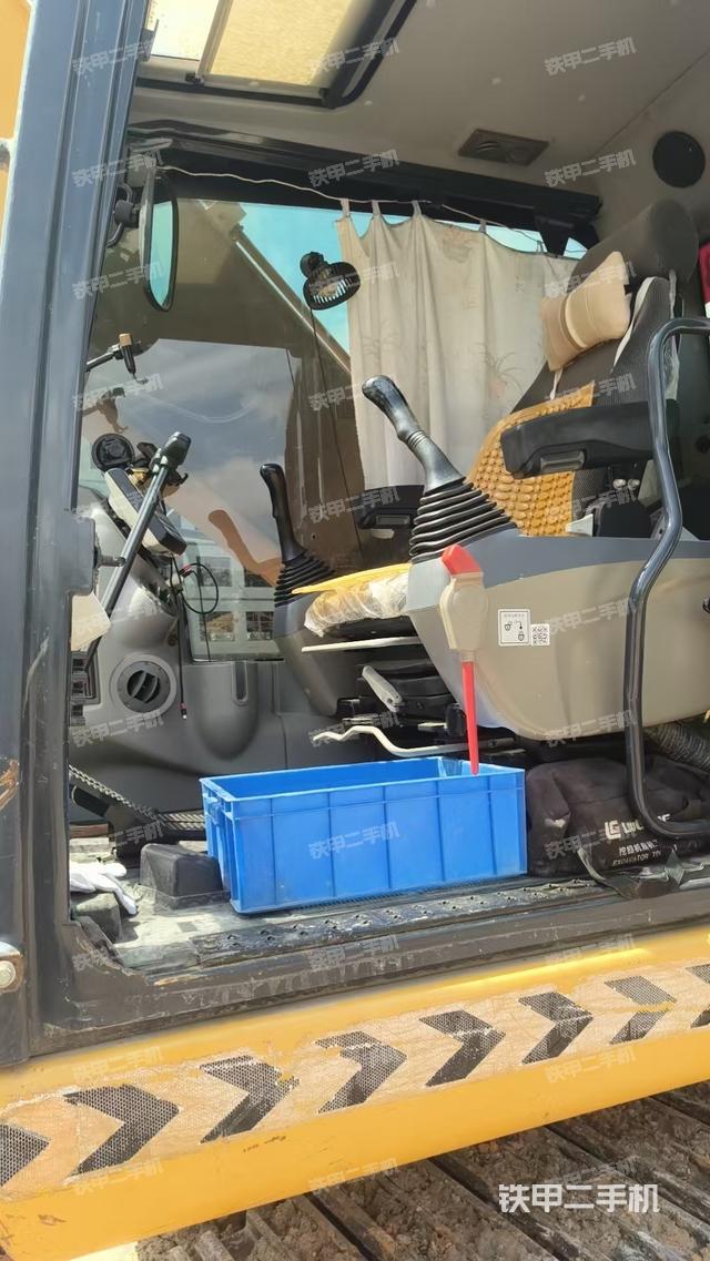 驾驶室整体(整机外观) 驾驶室整体(整机外观)