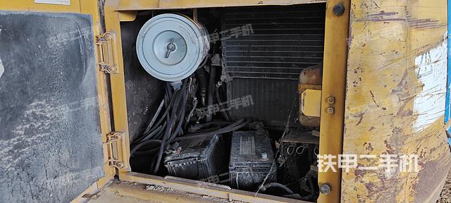 回轉(zhuǎn)馬達(dá)和主控閥(整機(jī)外觀) 回轉(zhuǎn)馬達(dá)和主控閥(整機(jī)外觀)