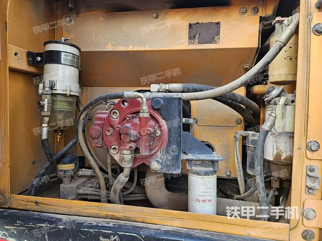 液壓泵艙室正面整體(整機外觀) 液壓泵艙室正面整體(整機外觀)