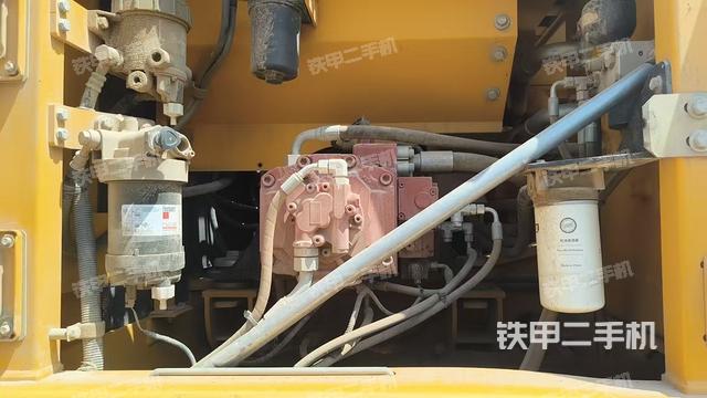 液压泵舱室正面整体(整机外观) 液压泵舱室正面整体(整机外观)