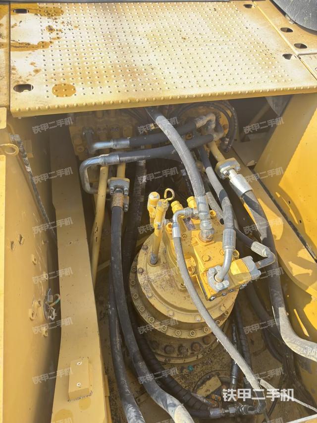液壓泵艙室正面整體(整機外觀) 液壓泵艙室正面整體(整機外觀)