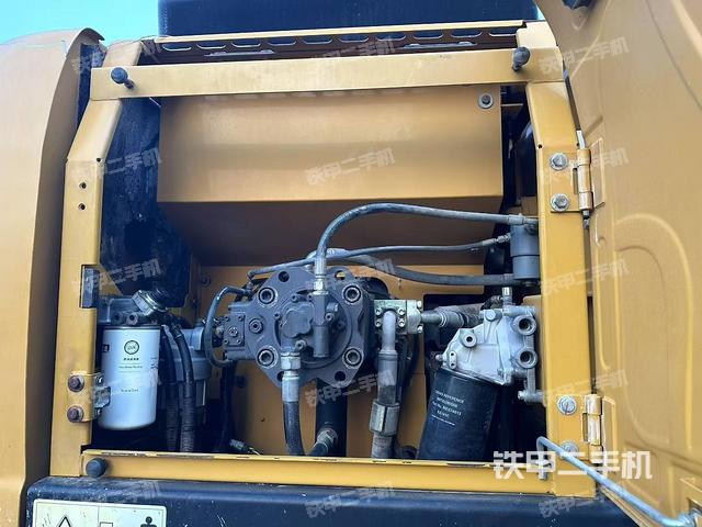 液壓泵艙室正面整體(整機(jī)外觀) 液壓泵艙室正面整體(整機(jī)外觀)