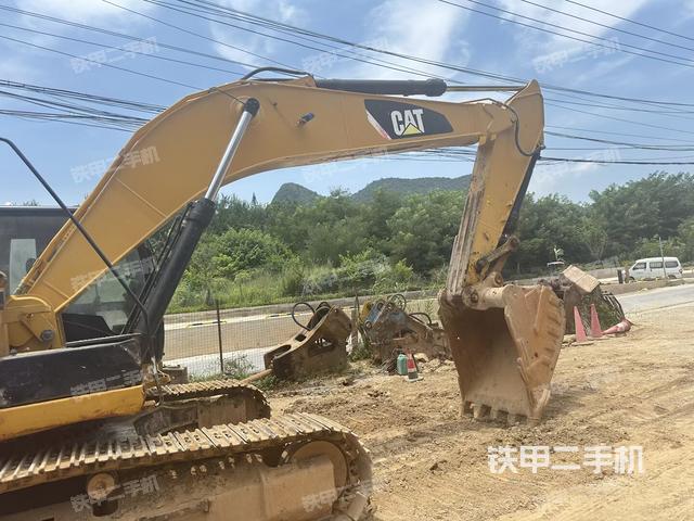 液压泵舱室正面整体(整机外观) 液压泵舱室正面整体(整机外观)