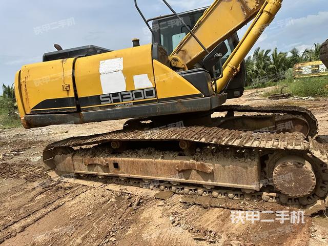 大臂油缸整体 竖拍(工作和回转装置) 大臂油缸整体 竖拍(工作和回转装置)