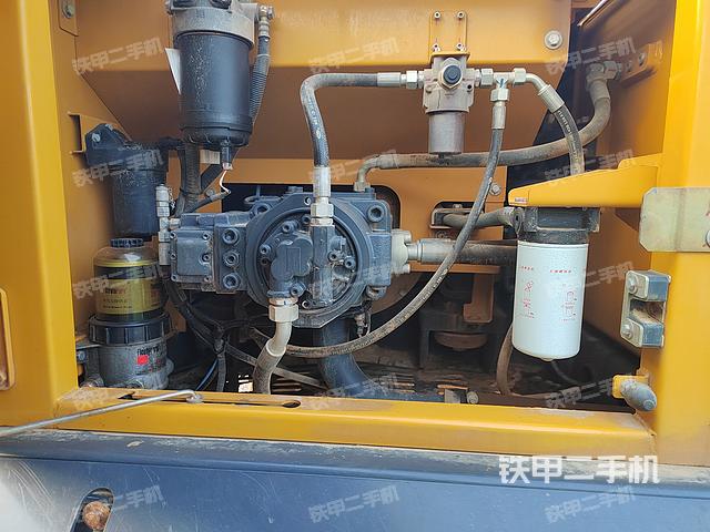 液压泵舱室正面整体（整机外观）