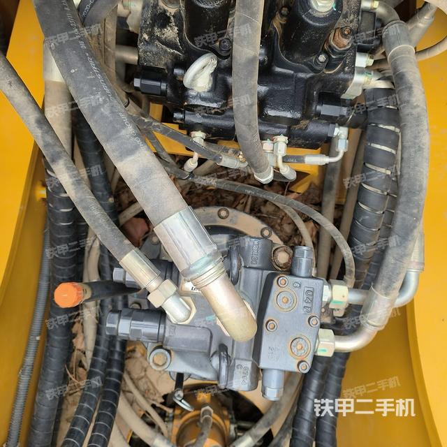 回轉馬達和主控閥(整機外觀) 回轉馬達和主控閥(整機外觀)