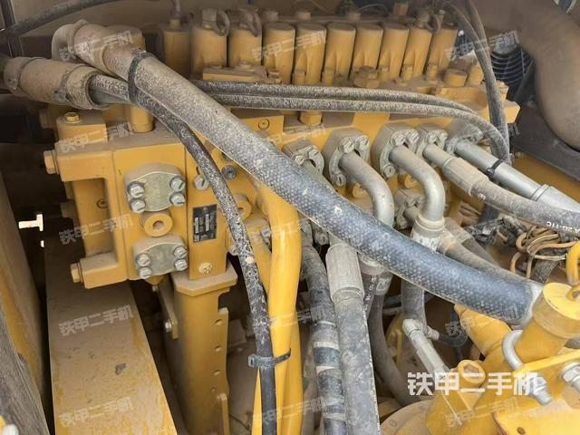 回轉(zhuǎn)馬達(dá)和主控閥（整機(jī)外觀）